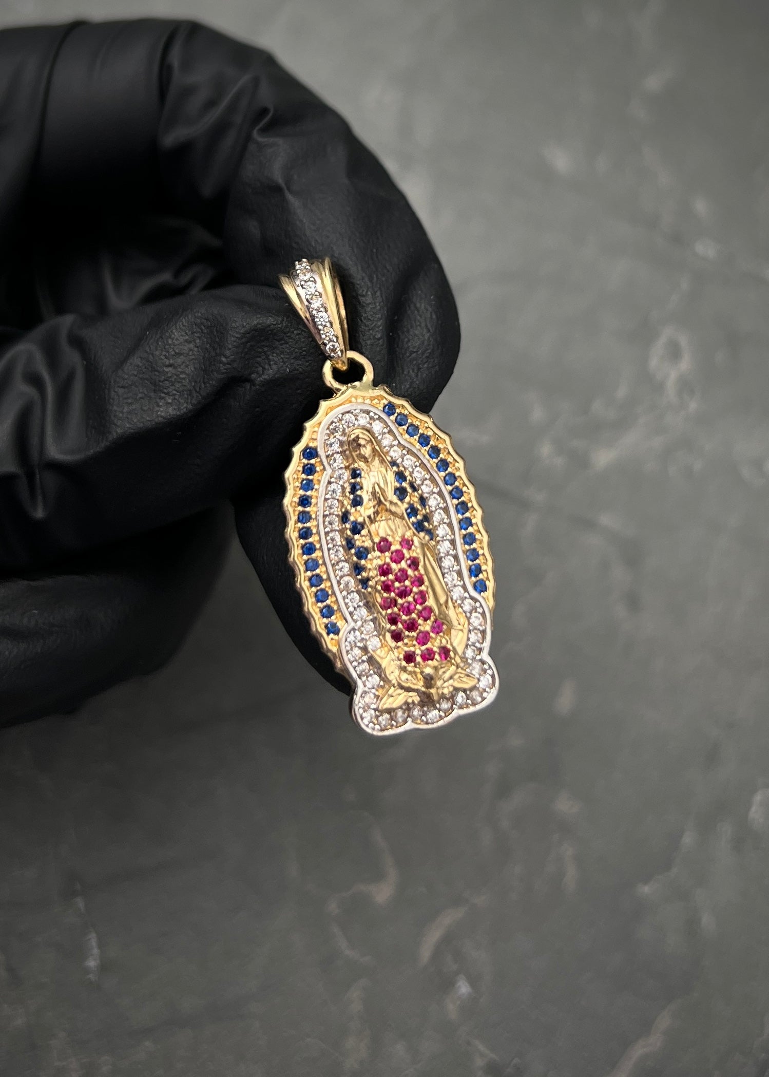 Dije virgen de guadalupe con swarovski azul 5.85gr / Largo 3.5cm / Oro Amarillo Nac B