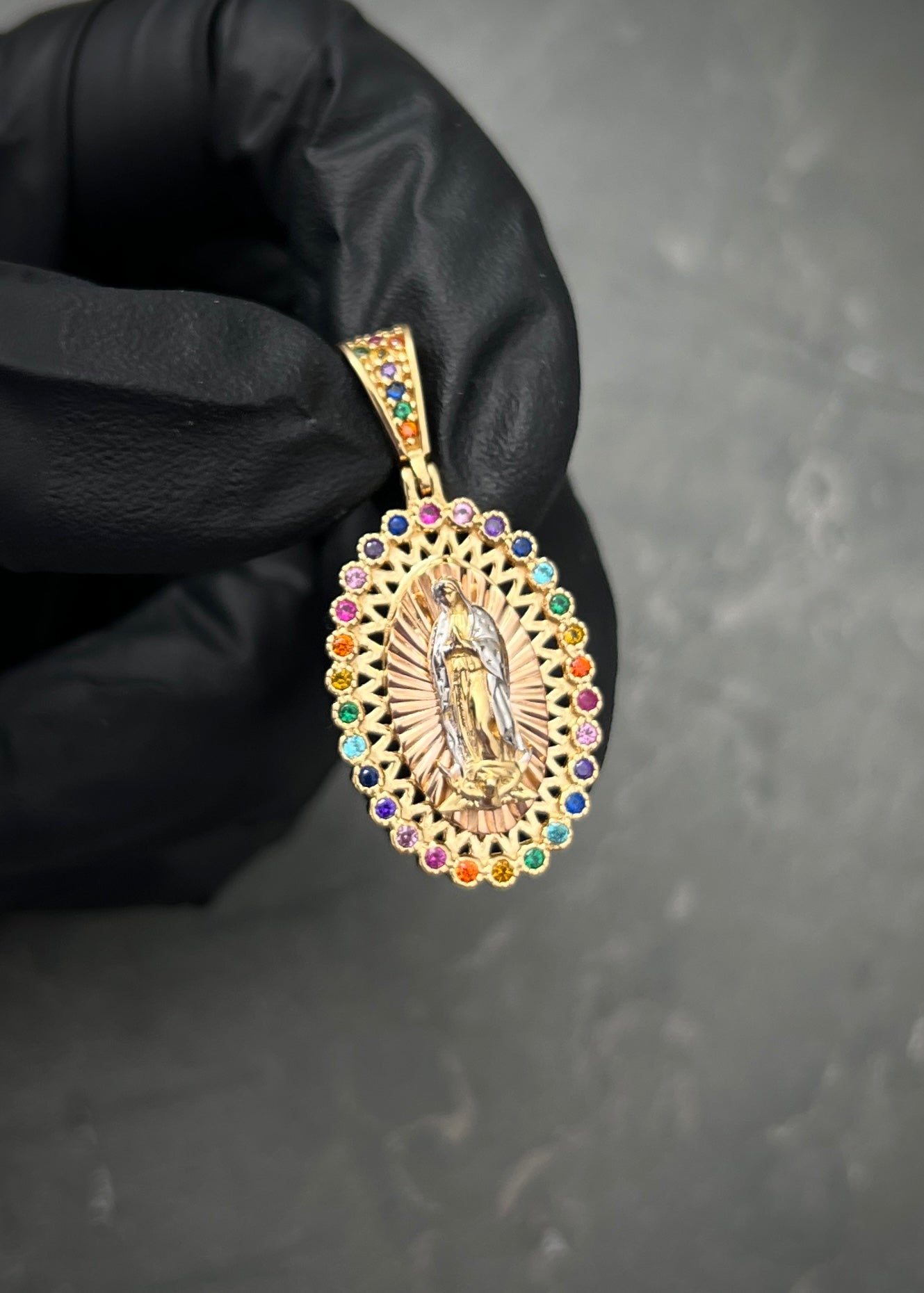 Dije virgen de guadalupe con swarovski multicolor 4.6gr / Largo 3.3cm / Dos Oros Nac B