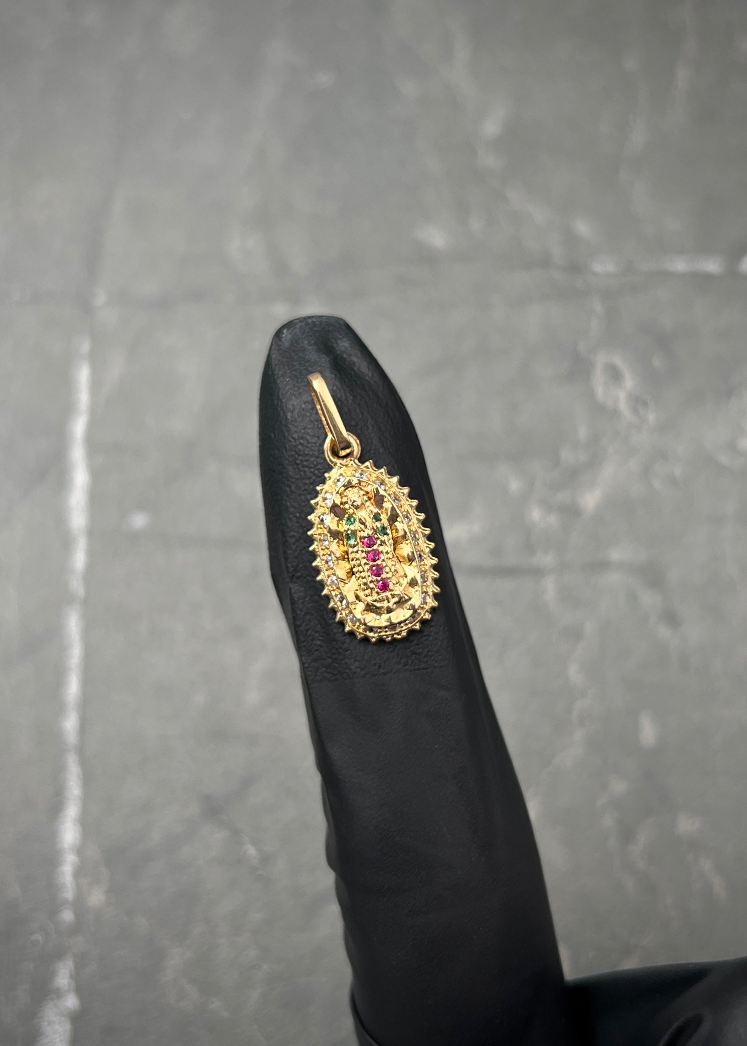 Dije virgen de guadalupe con swarovski verde 1.45gr / Largo 2.3cm / Oro Amarillo Nac P