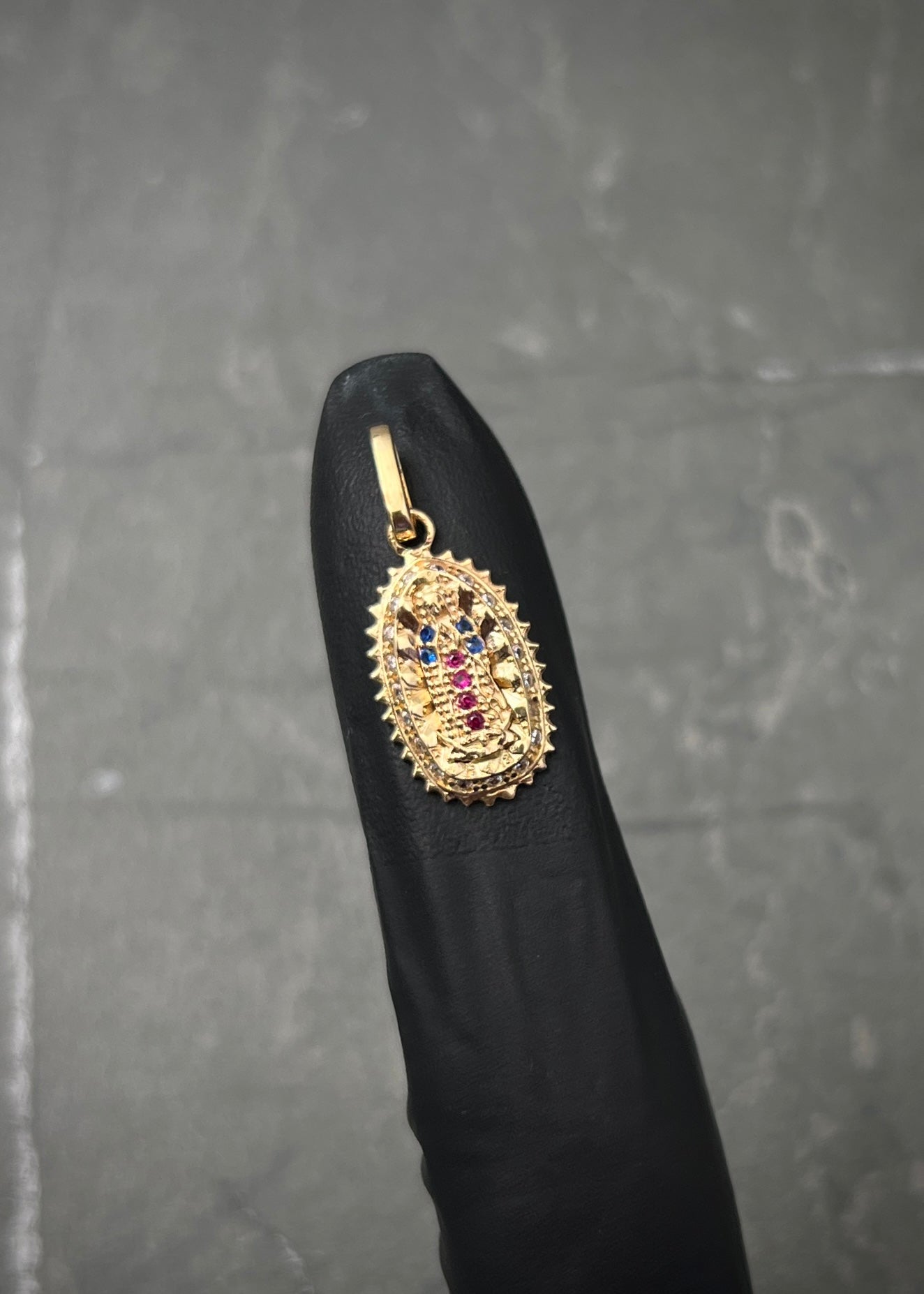 Dije virgen de guadalupe con swarovski azul 1.4gr / Largo 2.3cm / Oro Amarillo Nac P