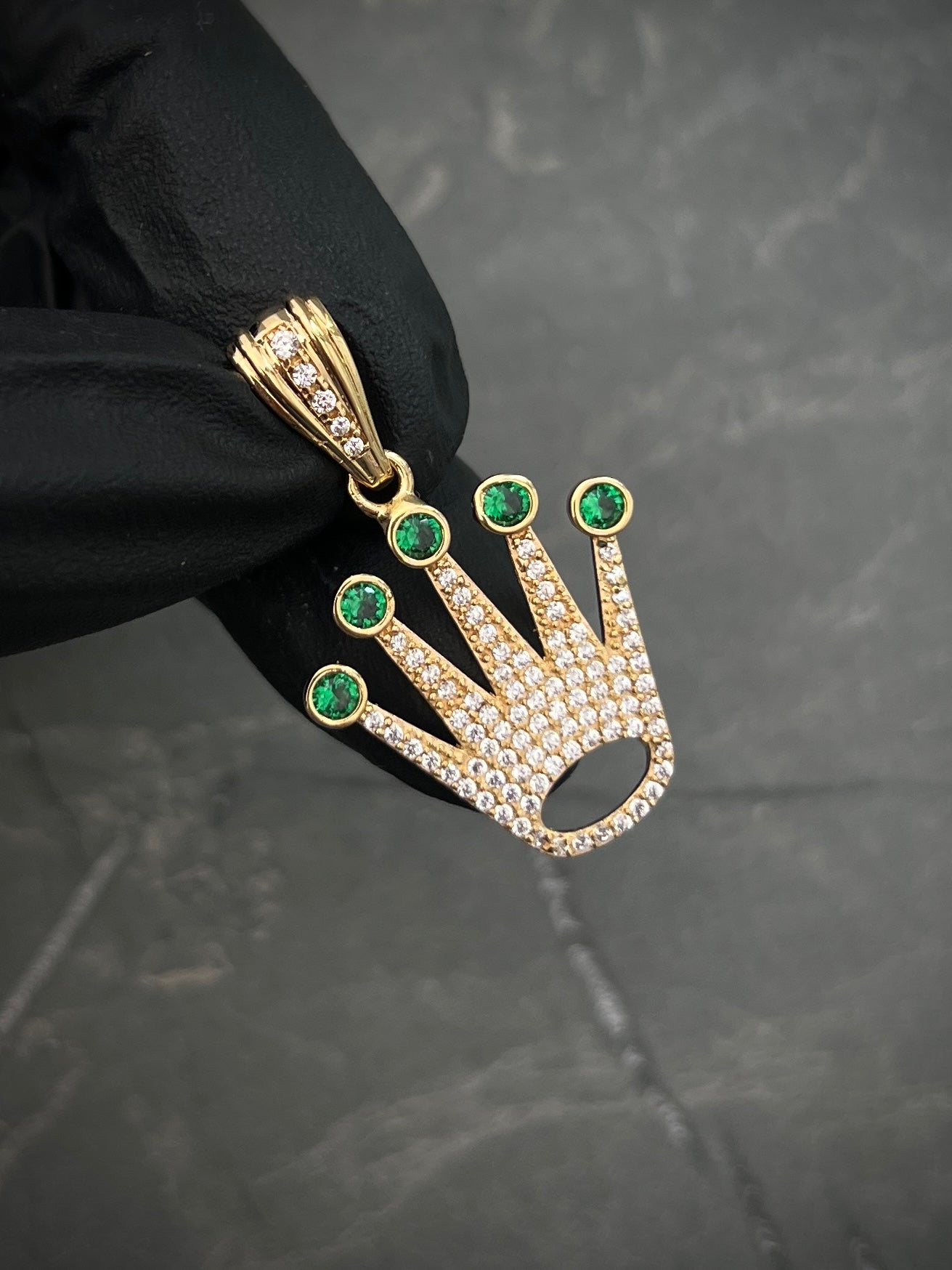 Dije de corona con swarovski blanco y verde 4gr / Largo 3.5cm / Oro Amarillo Nac M