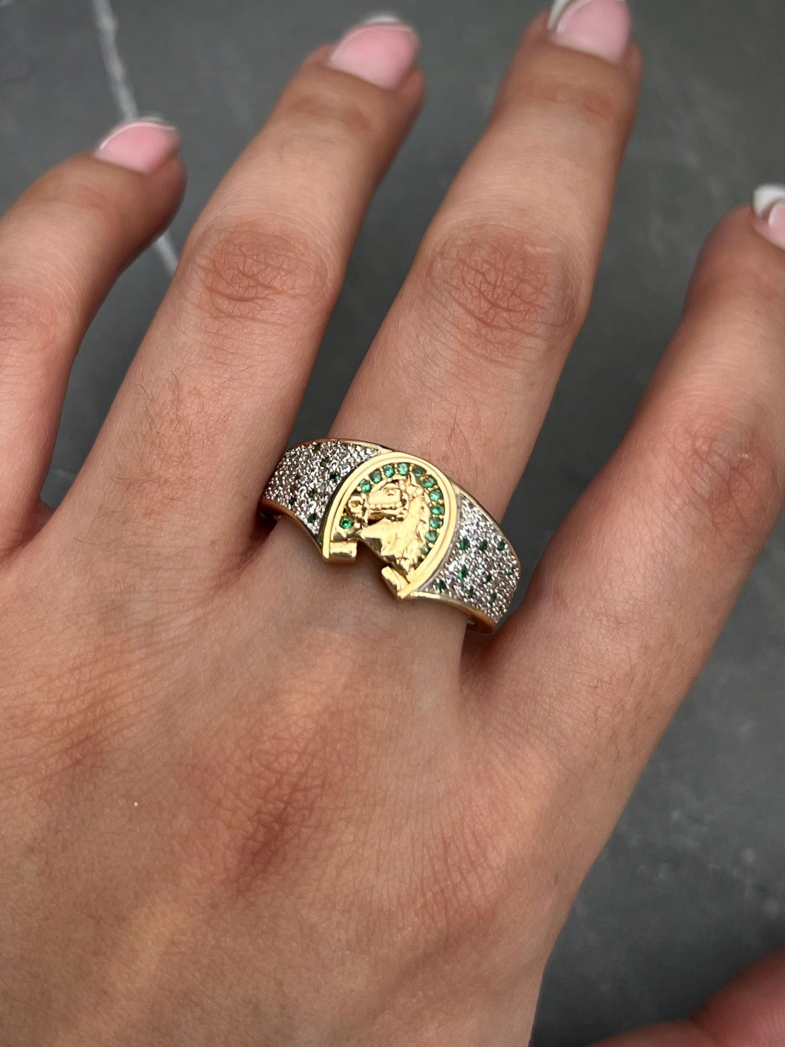 Anillo de herradura con caballo y swarovski verde 7.05gr / TALLA 11 / Oro Amarillo Nac B