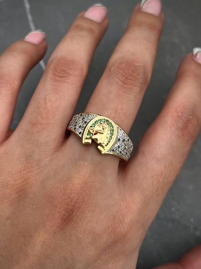 Anillo de herradura con caballo y swarovski verde 7.05gr / TALLA 11 / Oro Amarillo Nac B