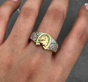 Anillo de herradura con caballo y swarovski verde 7.05gr / TALLA 11 / Oro Amarillo Nac B