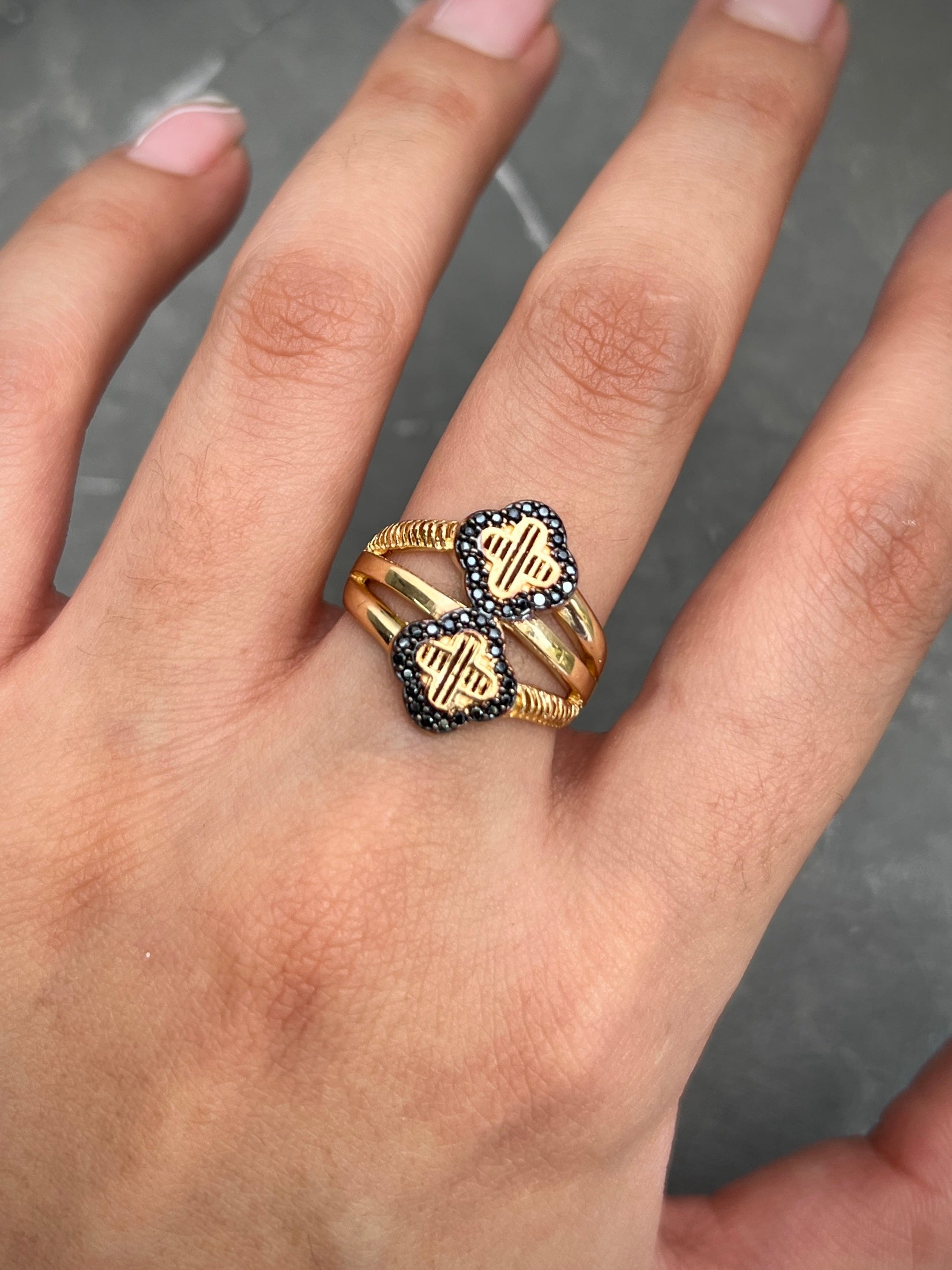 Anillo tipo lucky con swarovski negro 4.85gr / TALLA 6 3/4 / Oro Amarillo Nac B