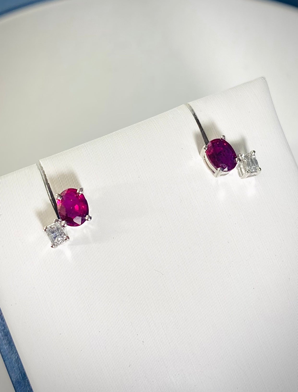 Topos con 72pts de rubies y 12pts de Diamante Blanco  1.15gr / Largo 0.73cm / Oro Blanco (Joya) M