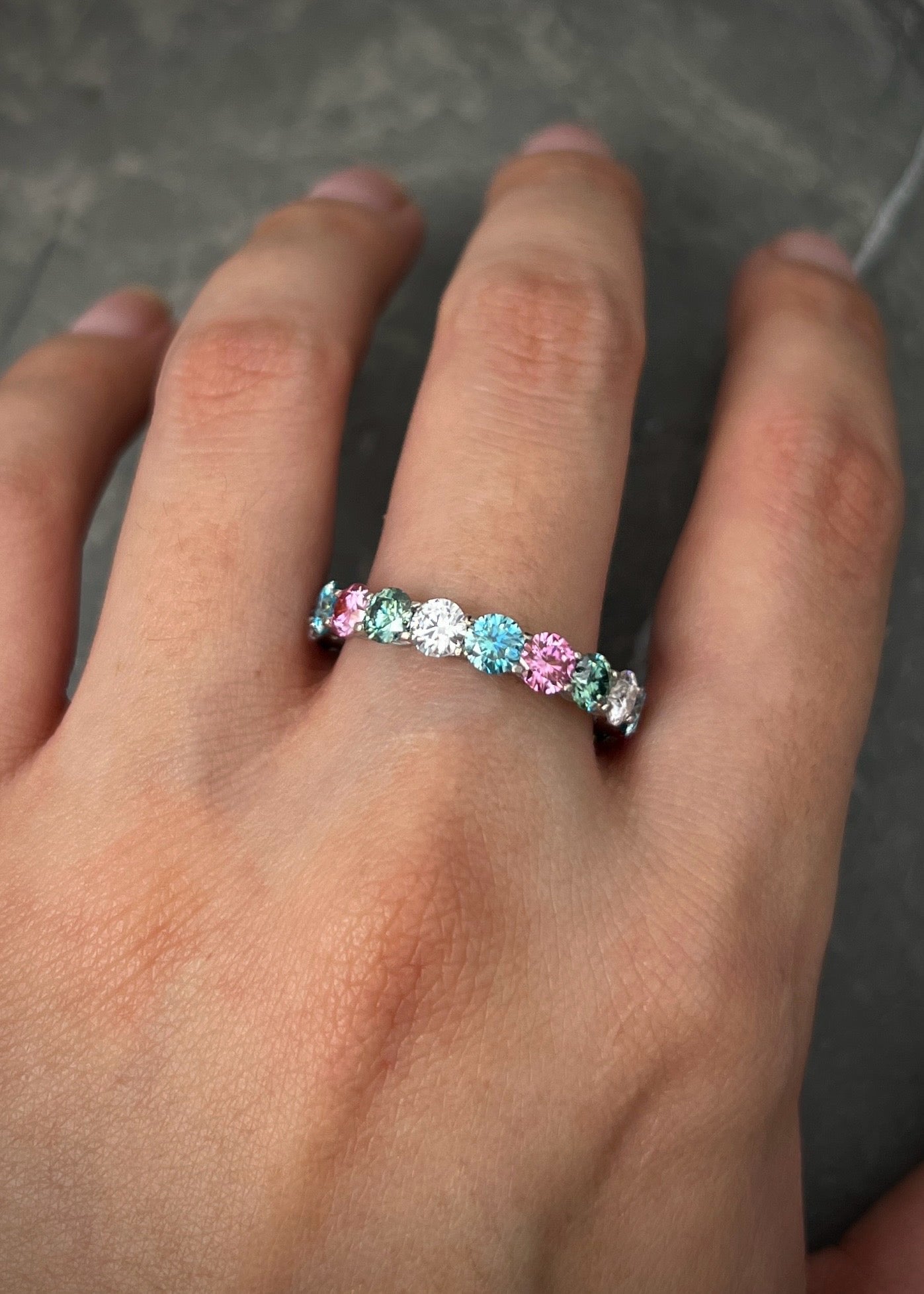 Anillo con 450pts de moissanita 3.3gr / TALLA 9 1/2 / Oro Blanco (Joya) M