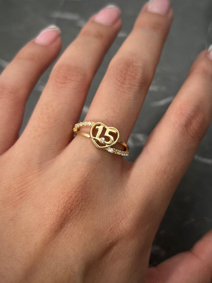 Anillo de 15s con corazon y swarovski blanco 2.75gr / Talla 6 1/2 — Oro Amarillo