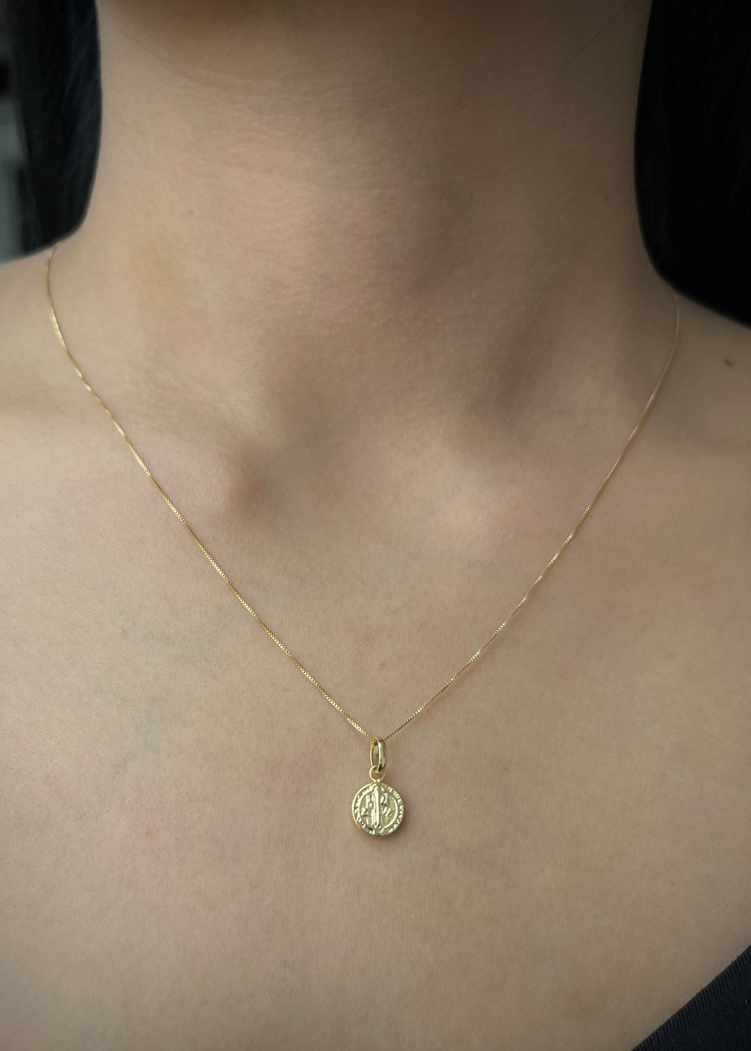Dije san benito 0.4gr / Largo 1.5cm — Oro Amarillo