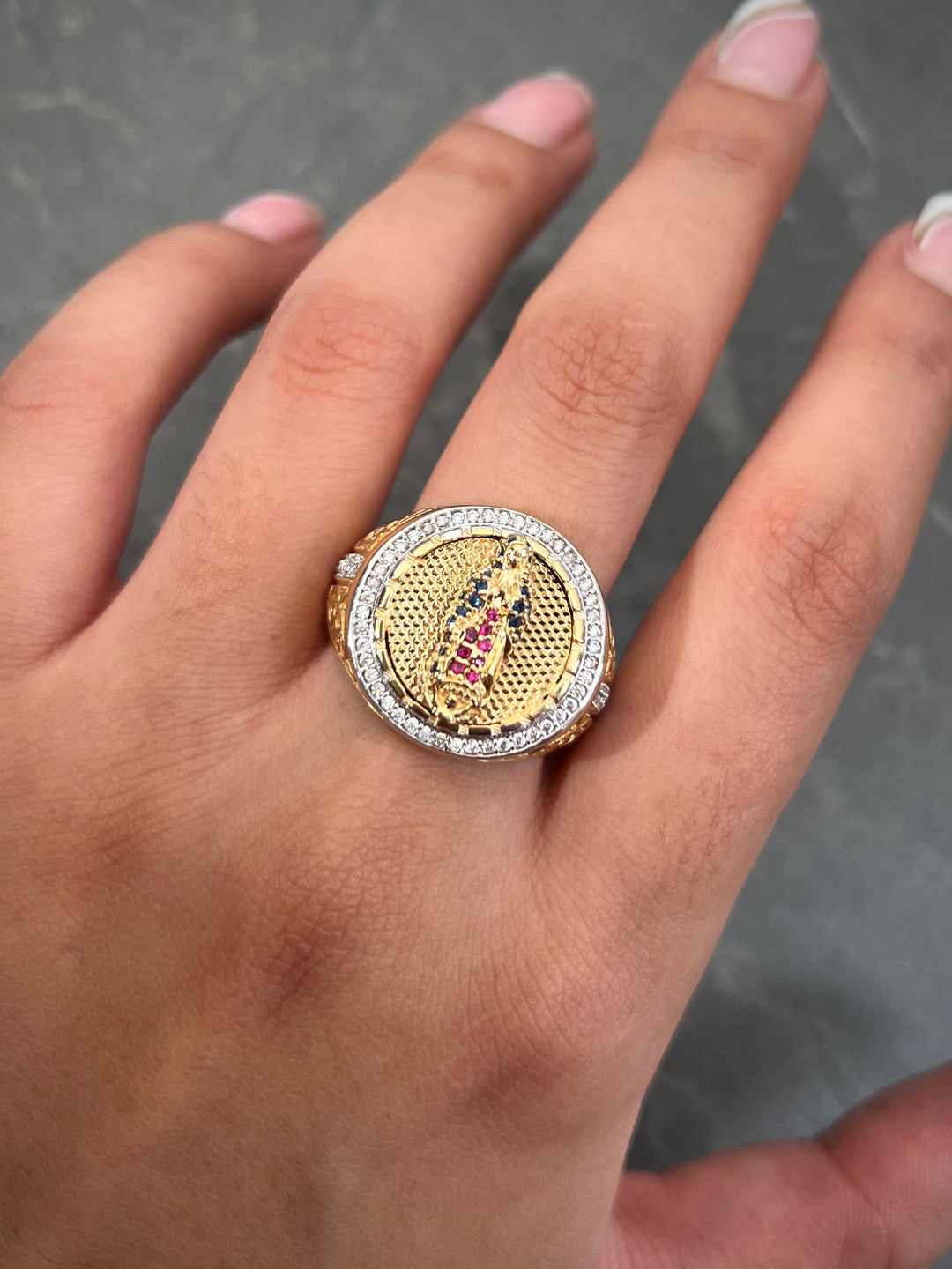 Anillo medalla virgen de guadalupe con swarovski multicolor 14.4gr / Talla 10 — Oro Amarillo