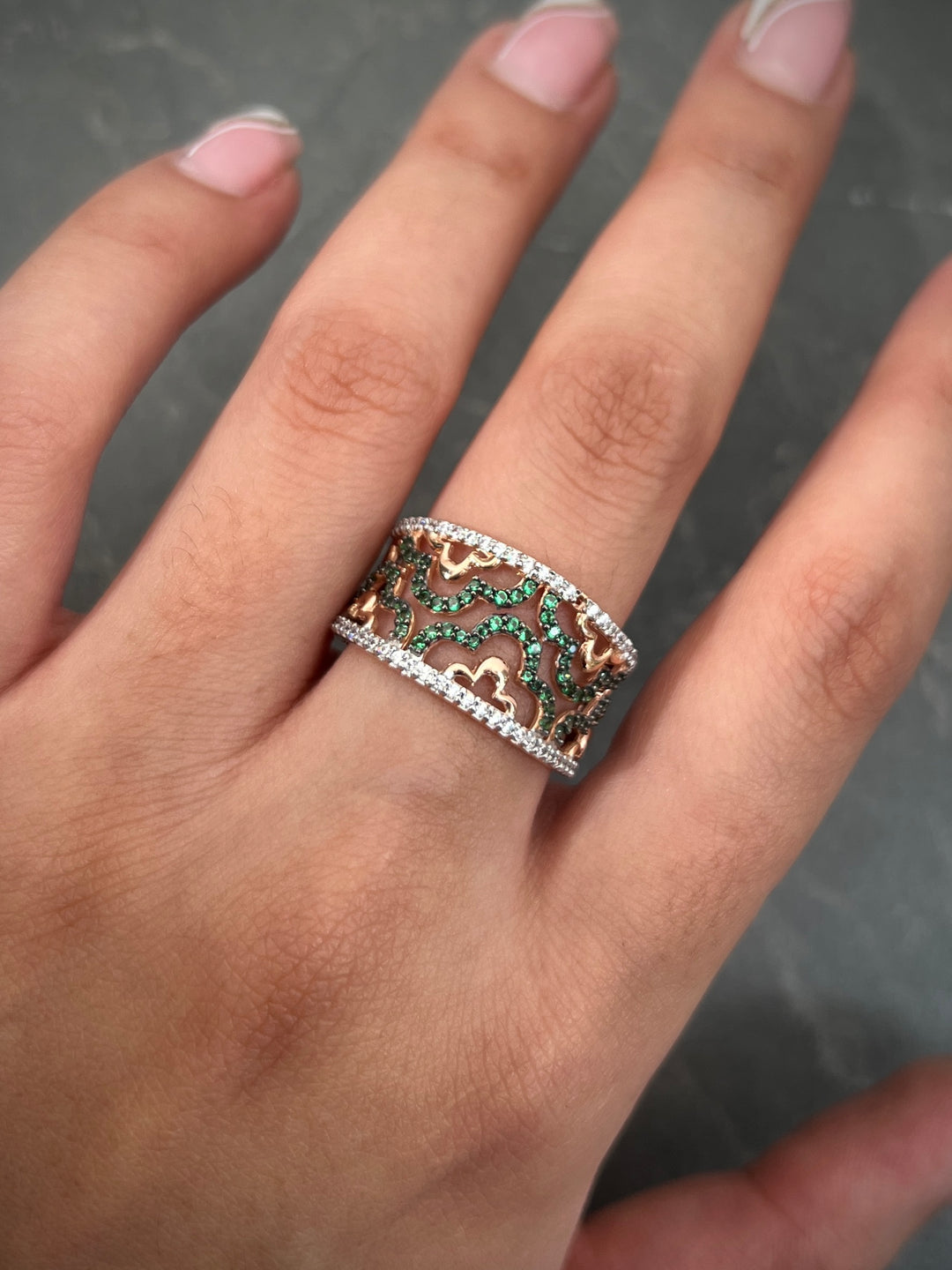 Anillo grabado tipo flor con swarovski verde y blanco 5.6gr / Talla 8 — Oro Rosado