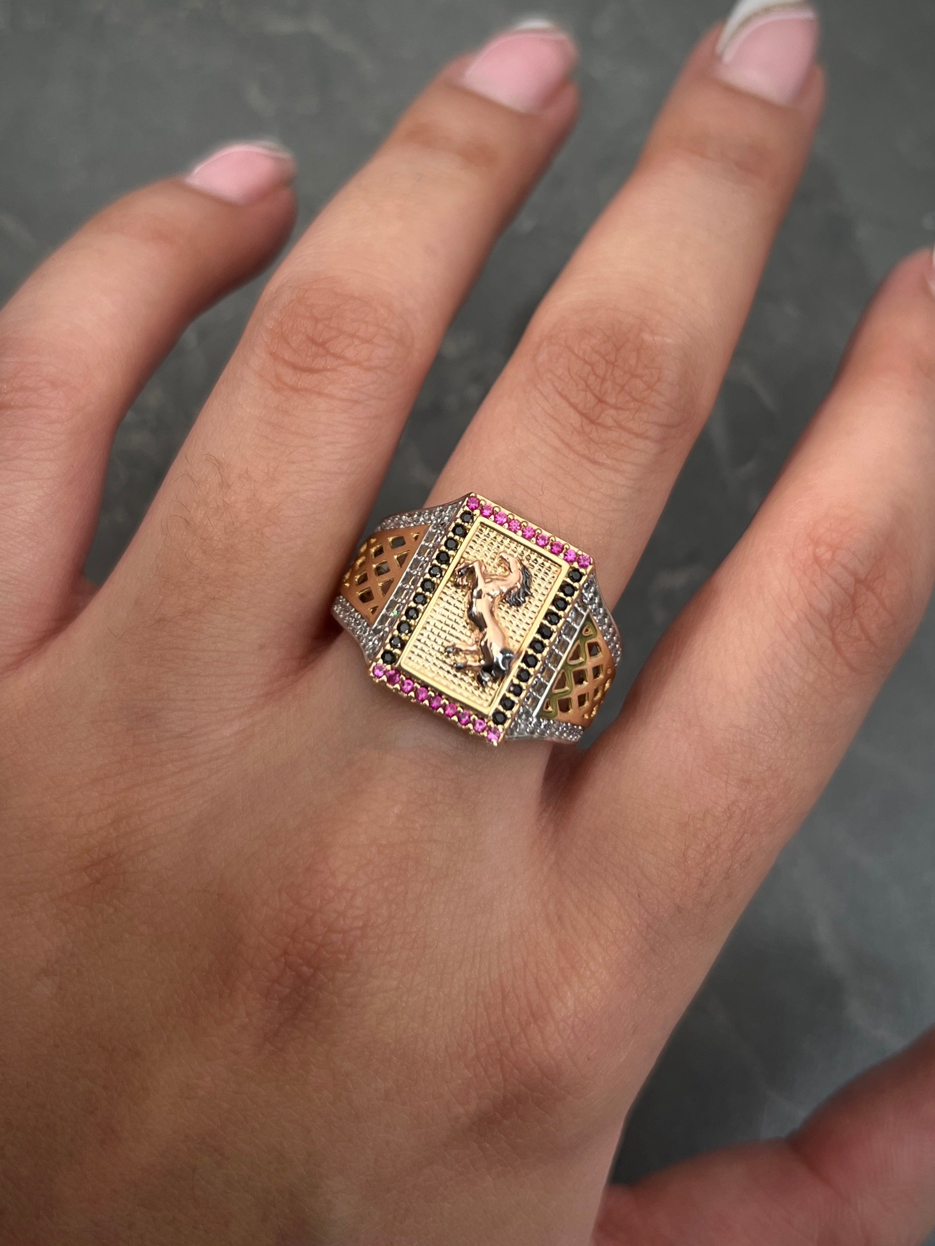 Anillo de caballo con swarovki multicolor 7.95gr / TALLA 9 1/2 / Oro Amarillo Nac P