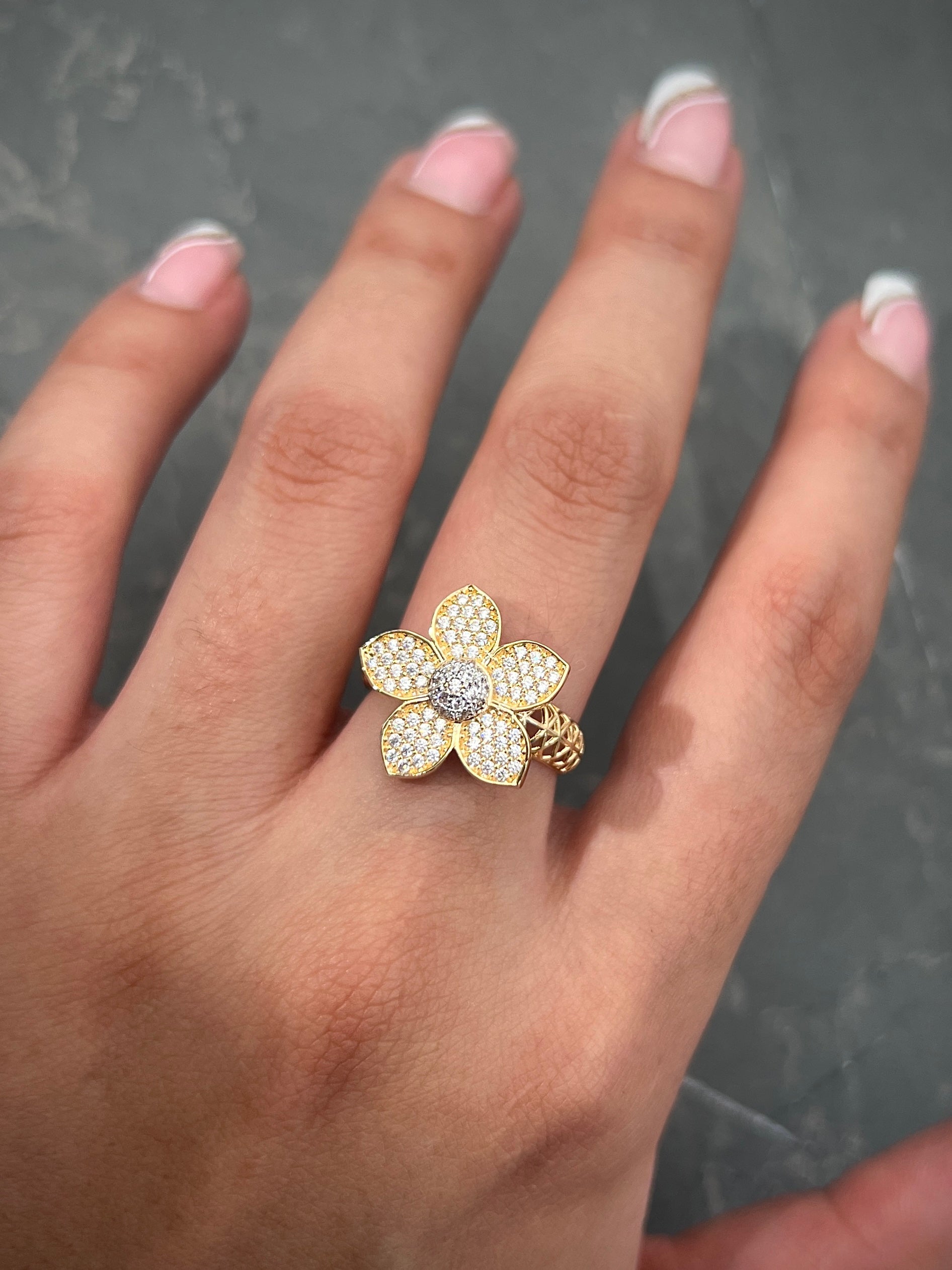 Anillo De FLOR Con Swarovski BLAnco 3.55gr / TALLA 6 1/4 / Oro Amarillo Nac M