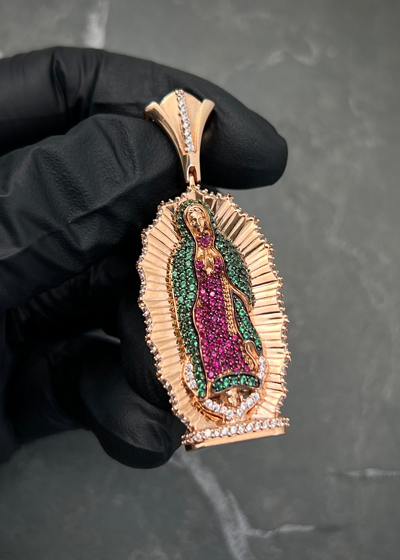 Dije virgen de guadalupe con swarovski verde 14gr / Largo 5cm / Oro Rosado Nac M