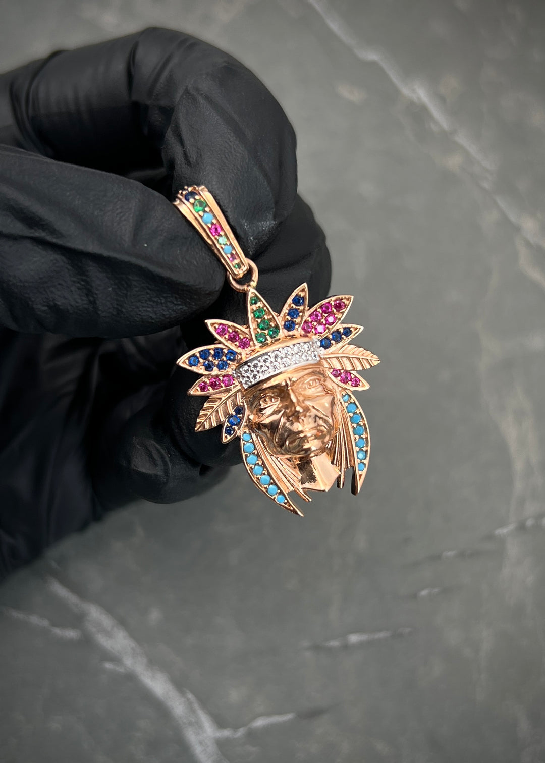 Dije indio con swarovski multicolor 5.4gr / Largo 3.9cm — Oro Rosado
