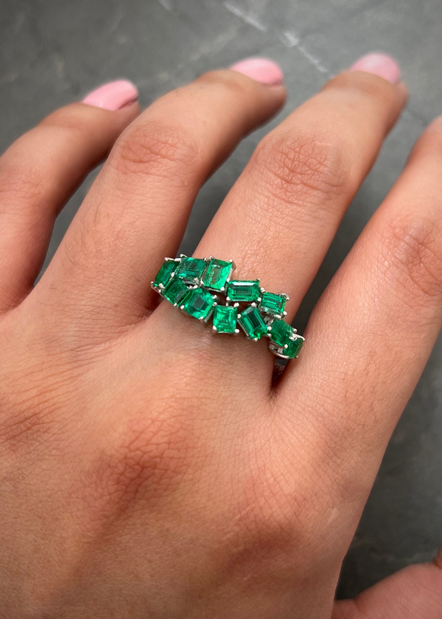 Anillo con 170pts de esmeraldas 4.65gr / TALLA 7 / Oro Blanco Nac (Joya) M