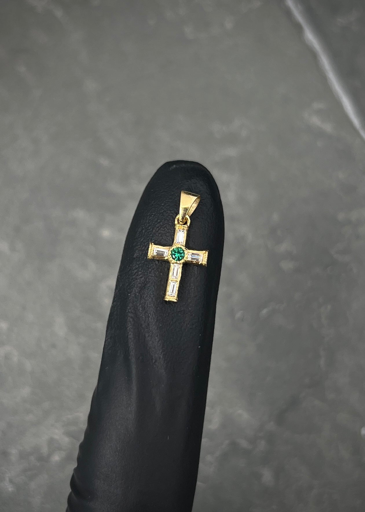 Dije cruz con 12pts moissanita verde y blanco 0.3gr / Largo 1.5cm / Oro Amarillo (Joya) P