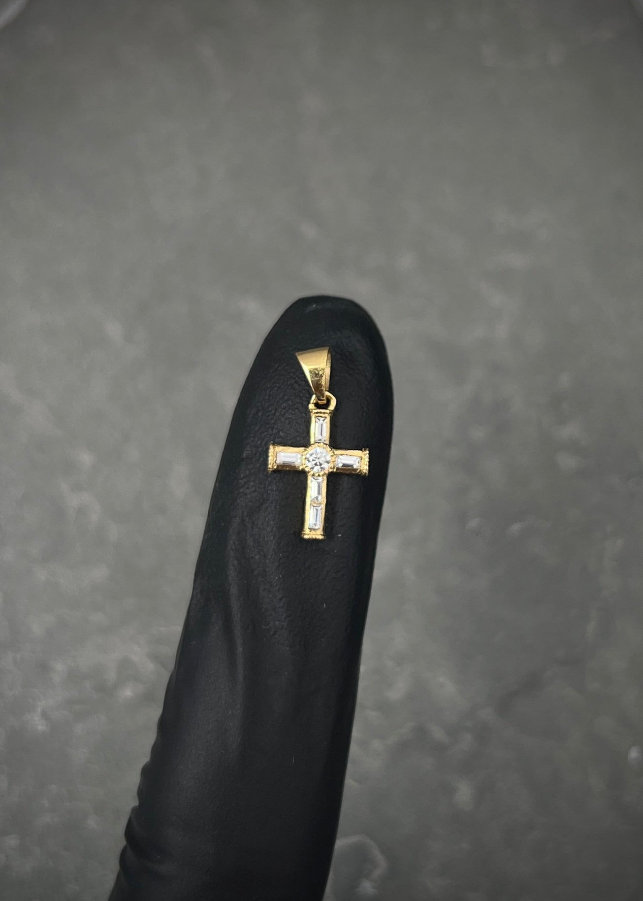 Dije cruz con 12pts moissanita blanco 0.35gr / Largo 1.5cm / Oro Amarillo (Joya) P
