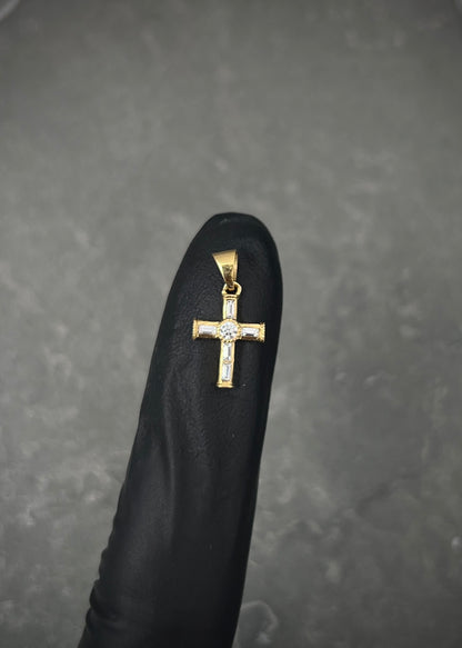 Dije cruz con 12pts moissanita blanco 0.35gr / Largo 1.5cm / Oro Amarillo (Joya) P