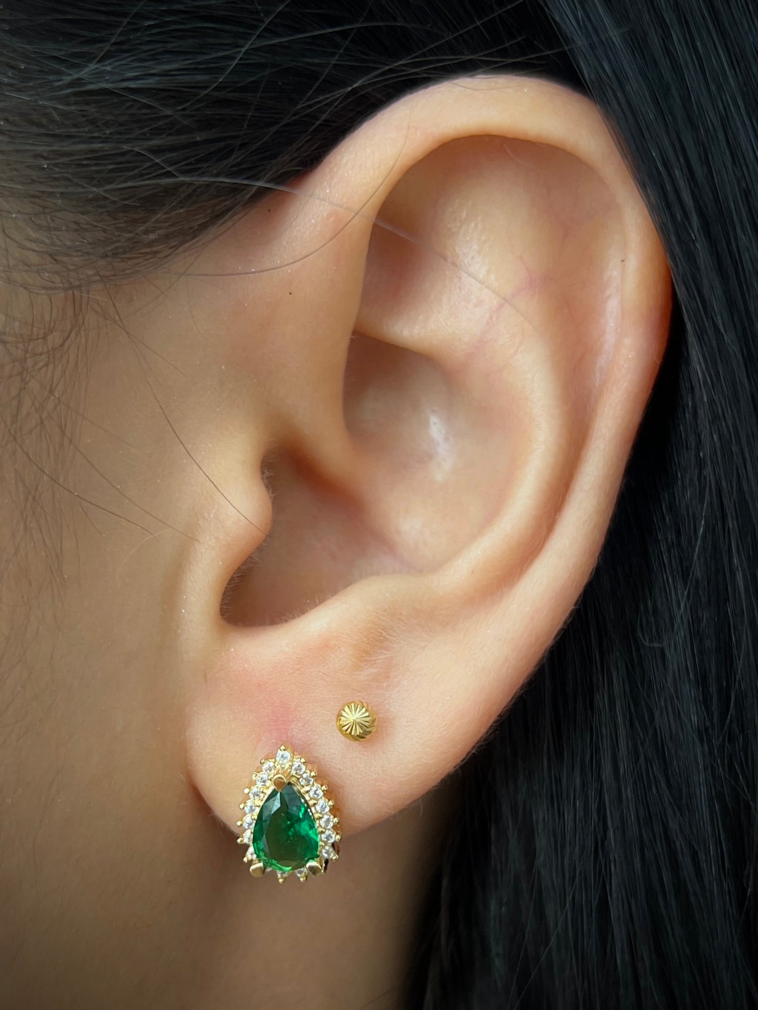 Topos de gota con swarovski verde 2.8gr / Largo 1.1cm / Oro Amarillo Nac M