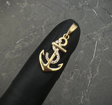 Dije De Ancla con Swarovski Blanco 2.35gr / Largo 2.7cm / Oro Amarillo Nac B