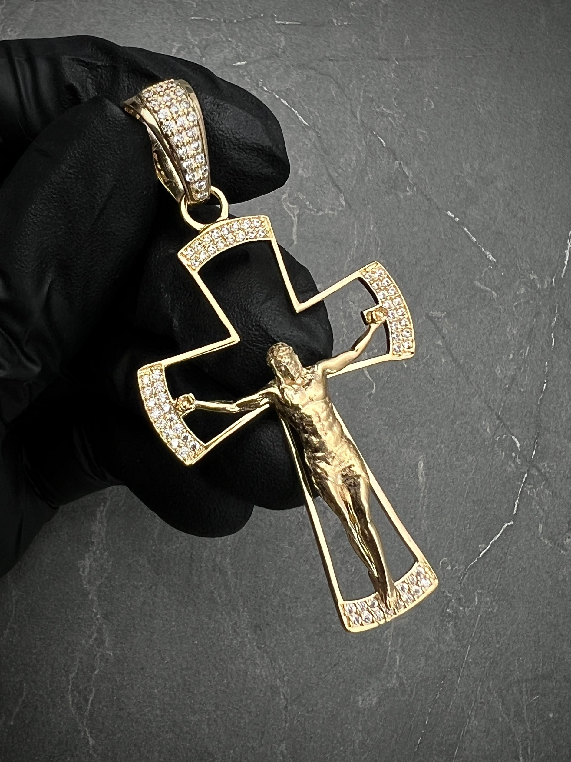 Dije De Cristo Con Swarovski Blanco 9.5gr / Largo 6.1cm / Oro Amarillo Nac B