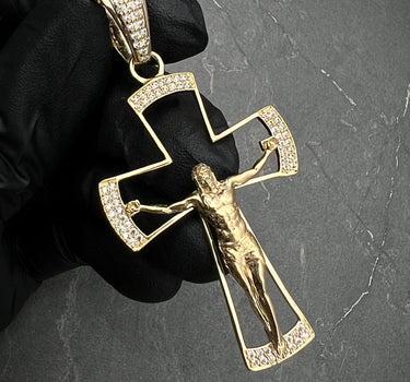 Dije De Cristo Con Swarovski Blanco 9.5gr / Largo 6.1cm / Oro Amarillo Nac B