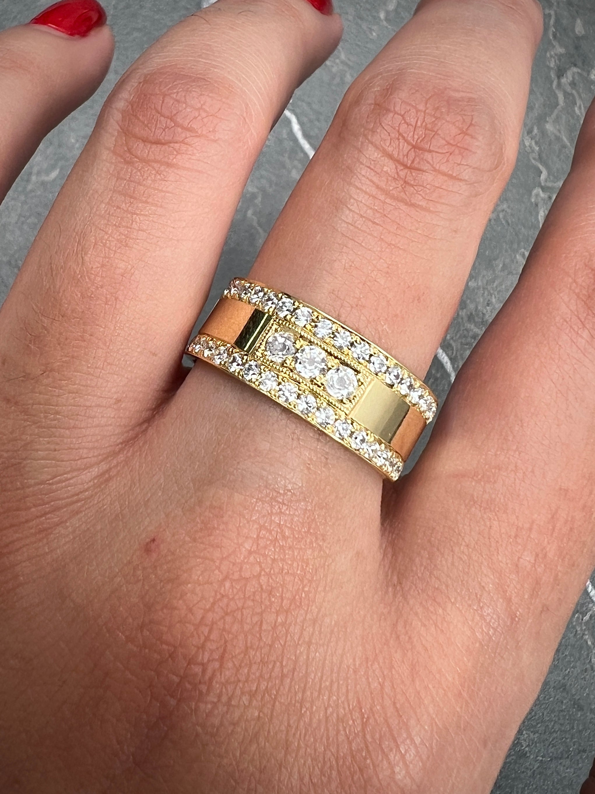 Argolla con swarovski blanco 7.45gr / Talla: 8 3/4 Oro Amarillo Nac B