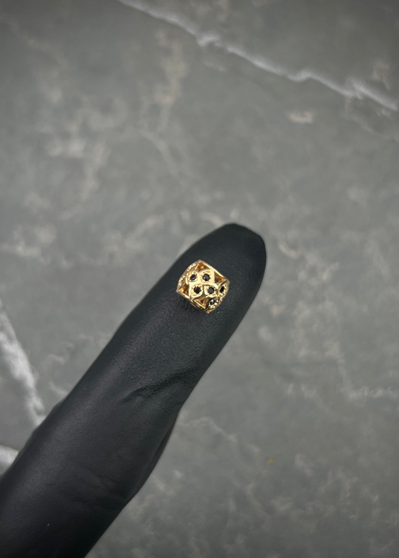 Herraje con swarovski negro 1.25gr / Largo 0.6cm / Oro Amarillo Nac B