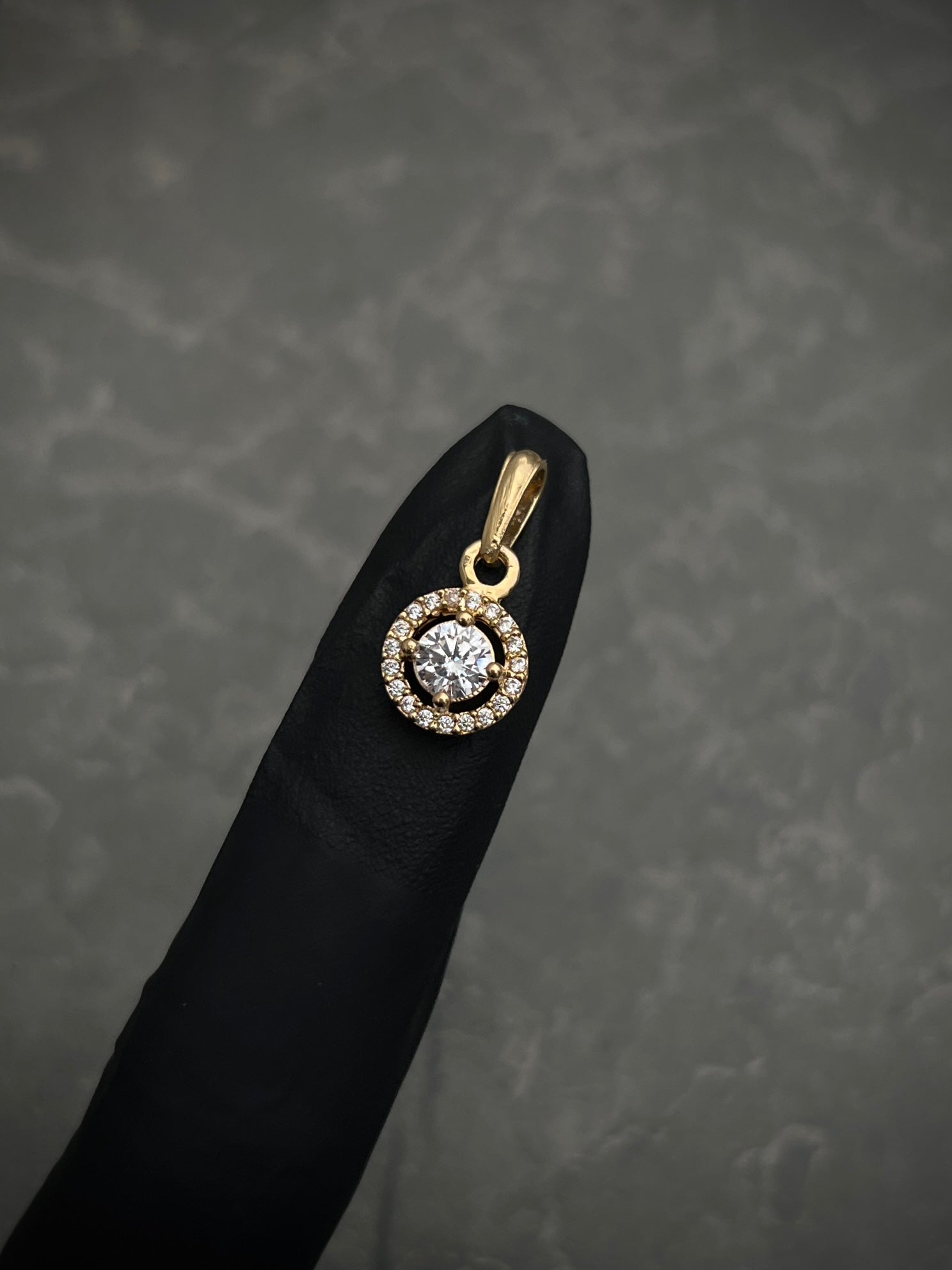 Dije Con SWarovski CENTRAl BLanco 1.65gr / Largo 1.8cm / Oro Amarillo Nac B