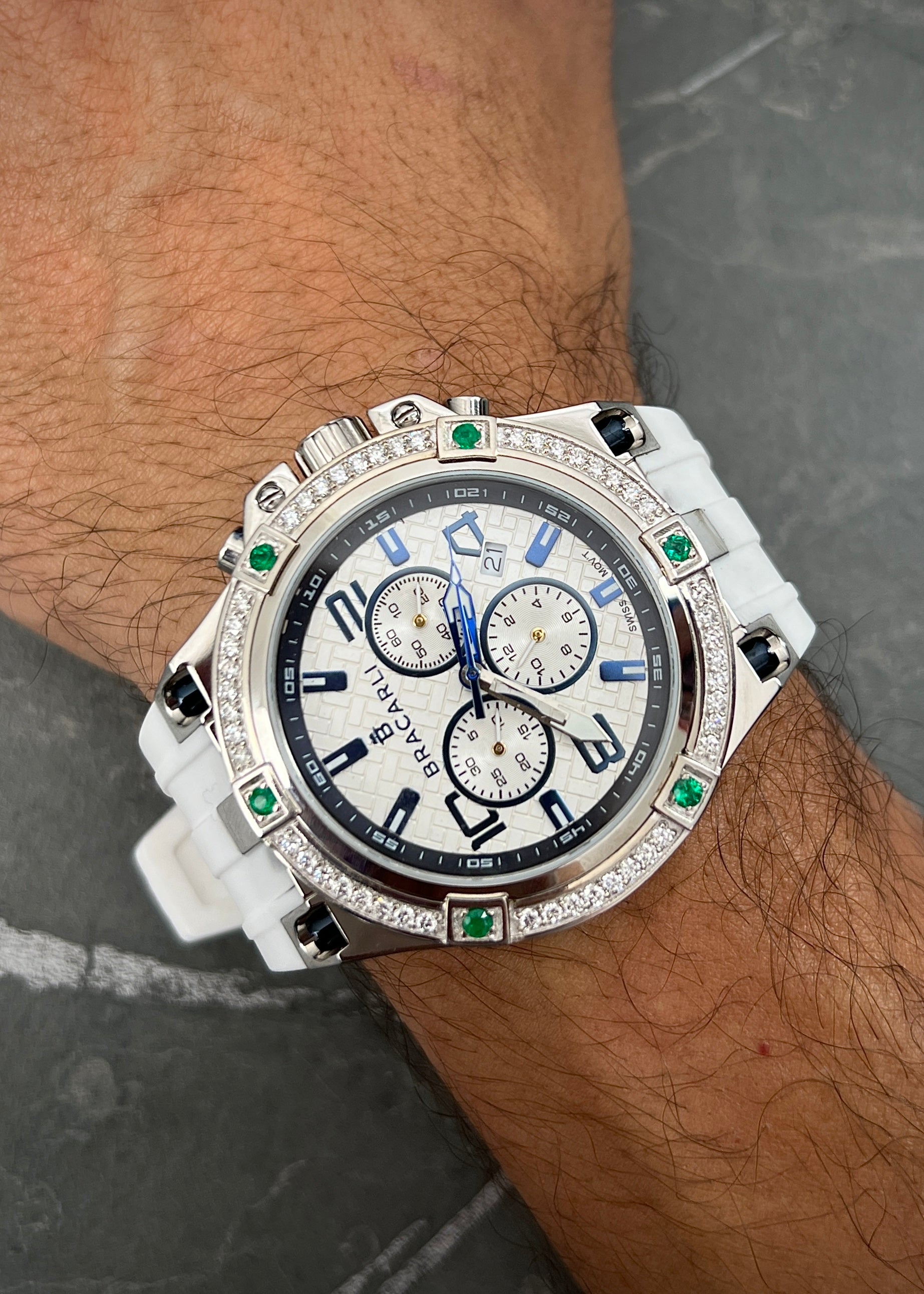 Reloj Bracarli Metal II. Con 123pts De Diamantes / 35pts De esmeraldas Correa Blanca / Oro Blanco / 7,65gr M