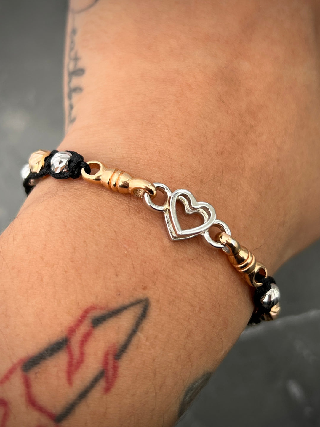 Pulsera en hilo negro con herraje de corazon 6.4g — Dos Oros