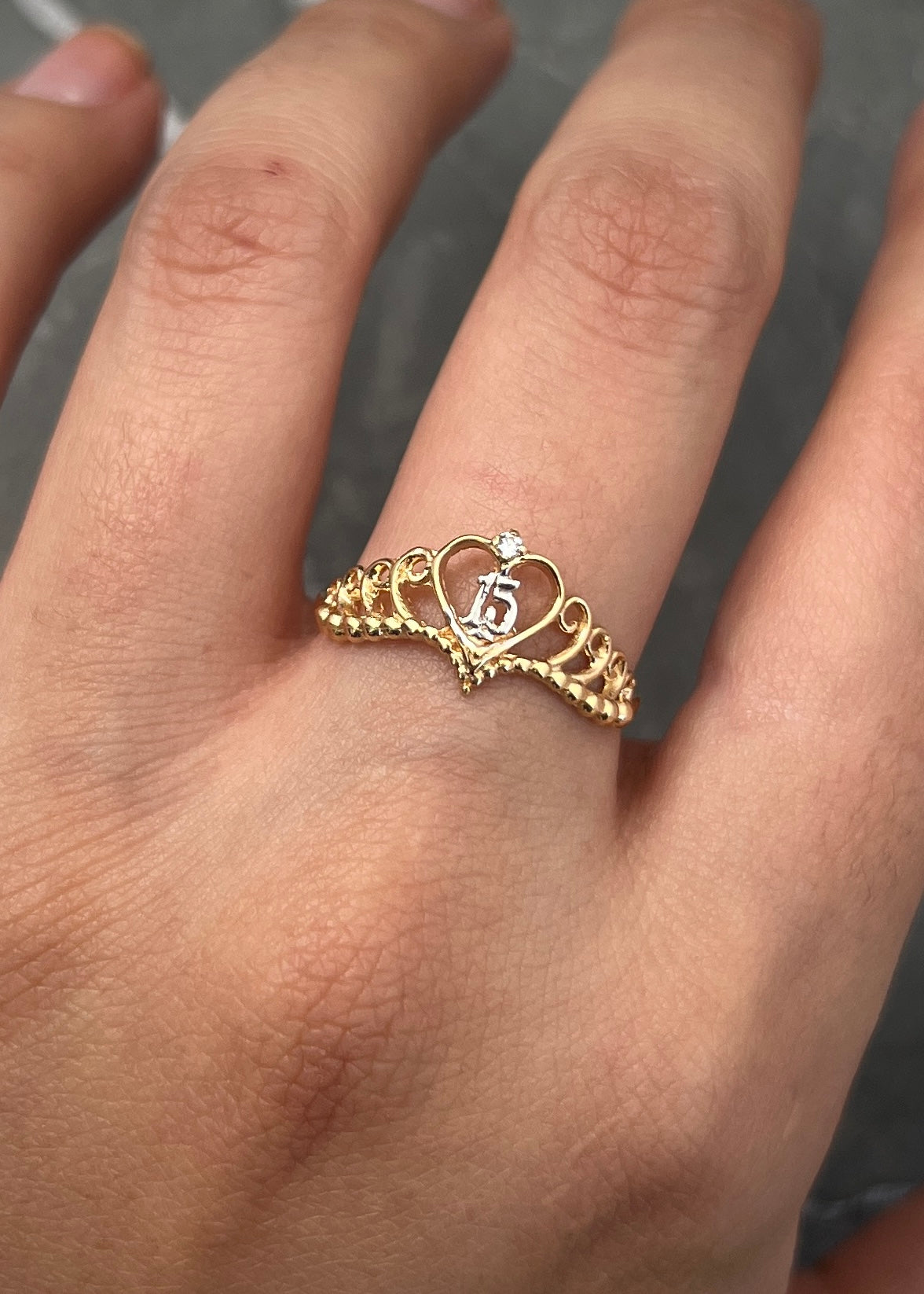 Anillo corona de 15s con swarovski blanco 2.05gr / TALLA 6 3/4 / Oro Amarillo Nac B