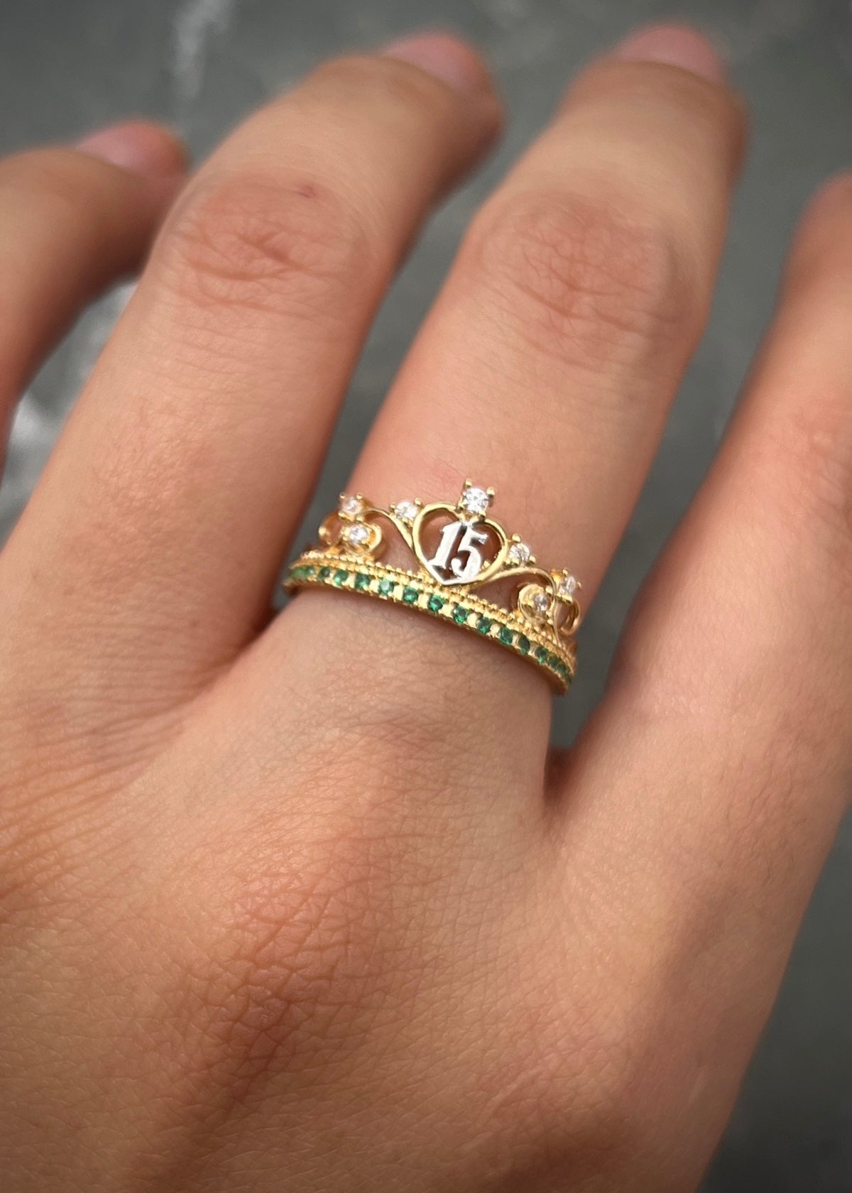 Anillo corona de 15s con swarovski blanco y verde 2.1gr / TALLA 5 3/4 / Oro Amarillo Nac M