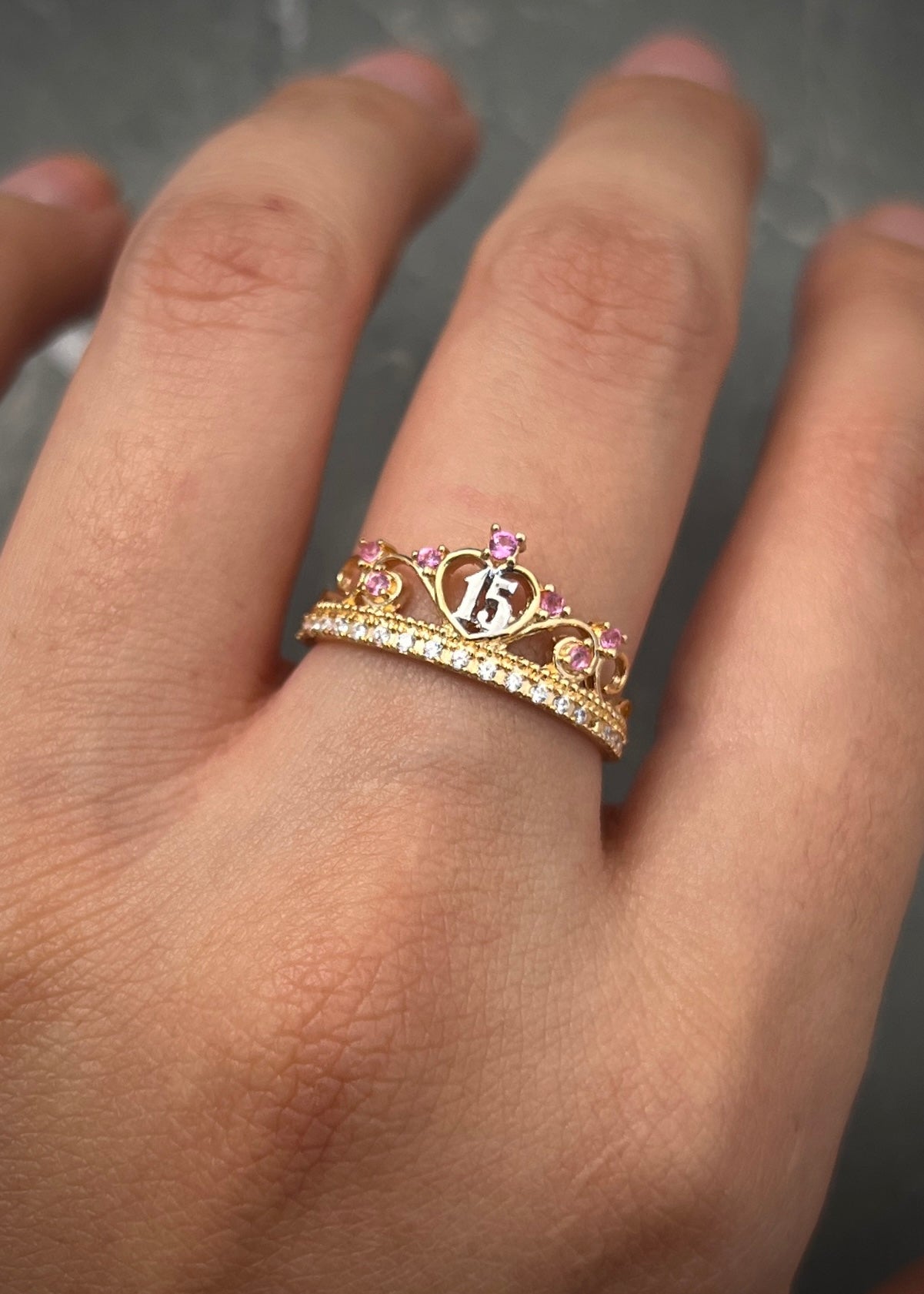 Anillo corona de 15s con swarovski rosado y blanco 2.2gr / TALLA 6 3/4 / Oro Amarillo Nac P