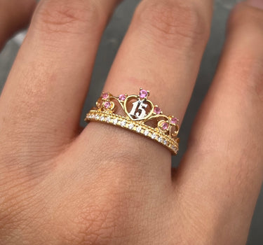 Anillo corona de 15s con swarovski rosado y blanco 2.2gr / TALLA 6 3/4 / Oro Amarillo Nac P