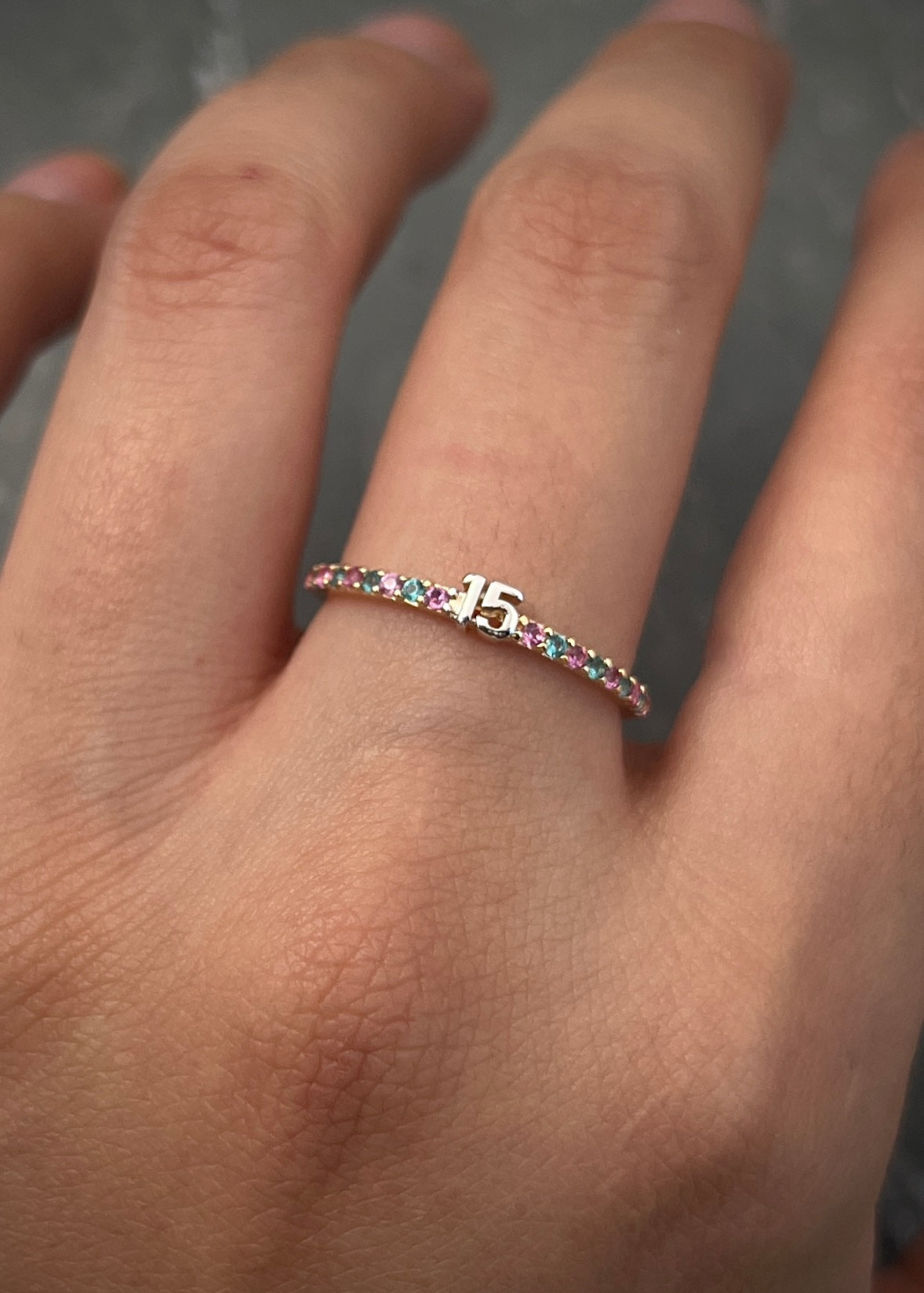 Anillo de 15s con swarovski rosado y azul 1.25gr / TALLA 7 / Oro Amarillo Nac M