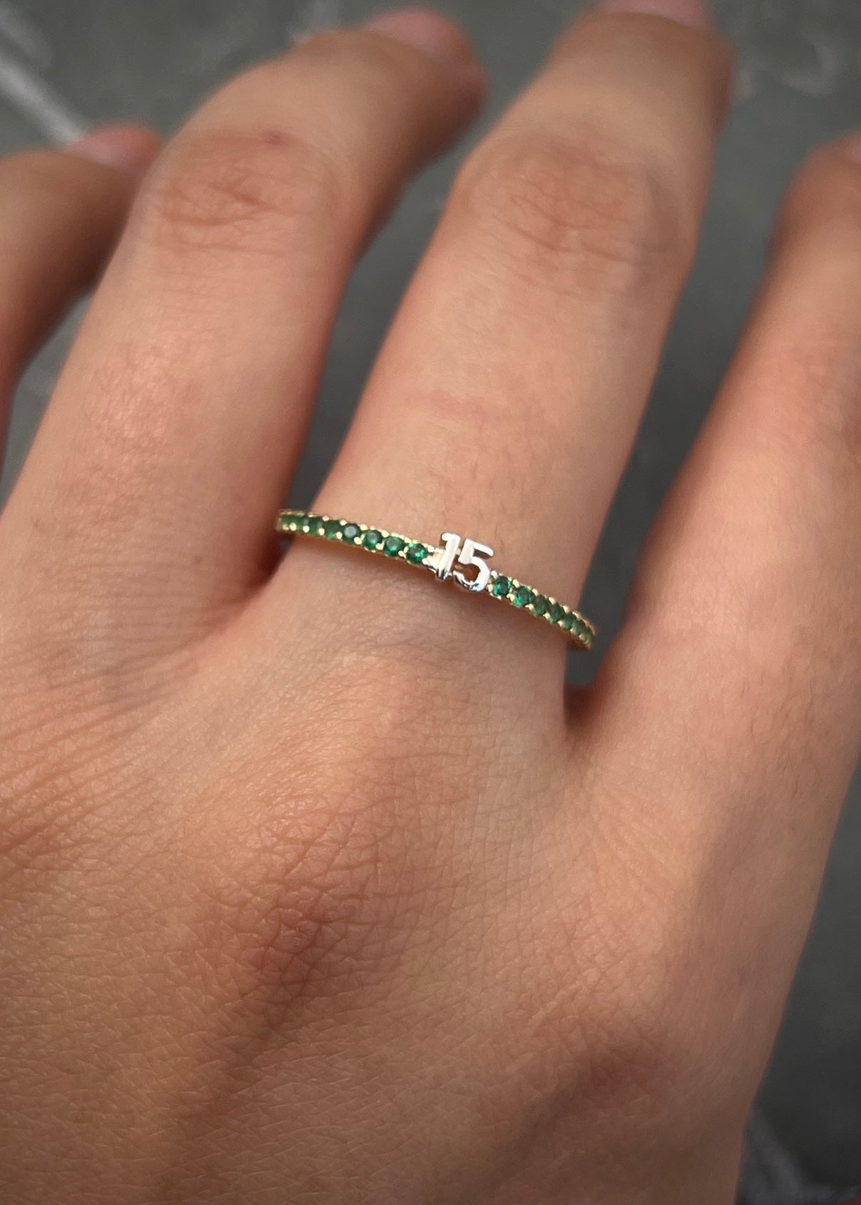 Anillo de 15s con swarovski verde 1.3gr / TALLA 7 3/4 / Oro Amarillo Nac P