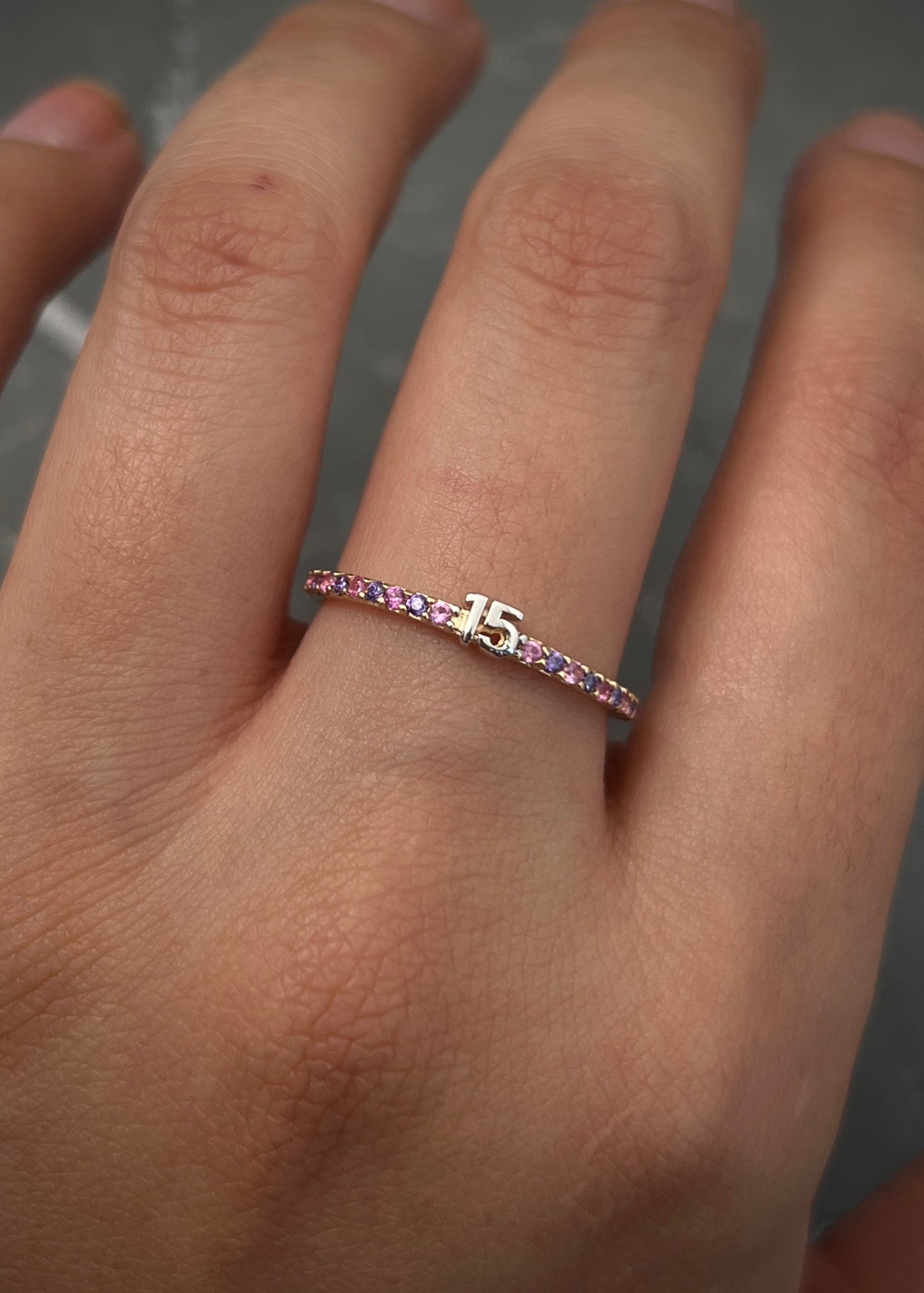 Anillo de 15s con swarovski rosado y morado 1.4gr / TALLA 7 1/4 / Oro Amarillo Nac B