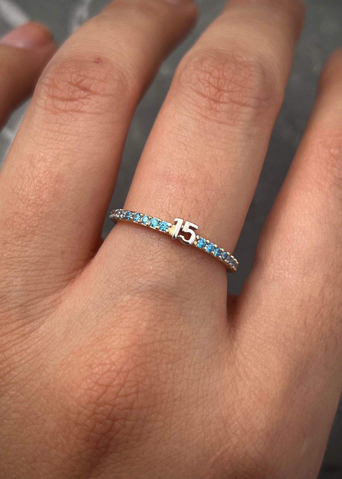 Anillo de 15s con swarovski azul 1.3gr / TALLA 5 3/4 / Oro Amarillo Nac*