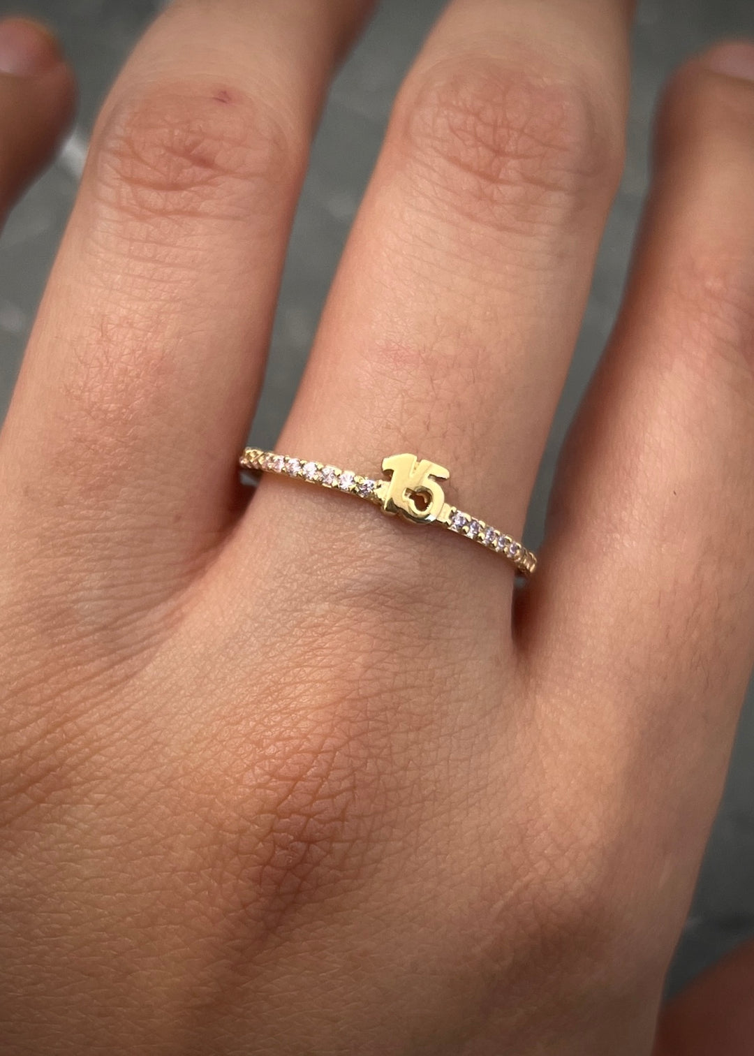 Anillo de 15s con swarovski rosado 1.3gr / Talla 9 — Oro Amarillo