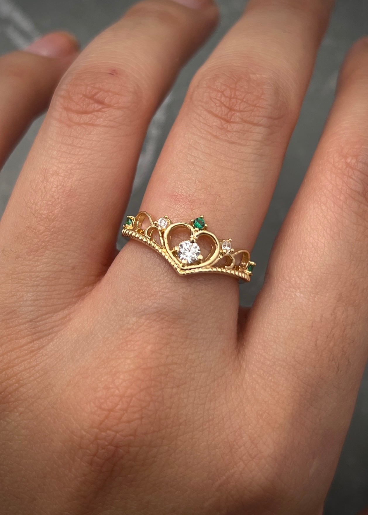 Anillo corona con swarovski verde y blanco 1.95gr / TALLA 5 1/4 / Oro Amarillo Nac M