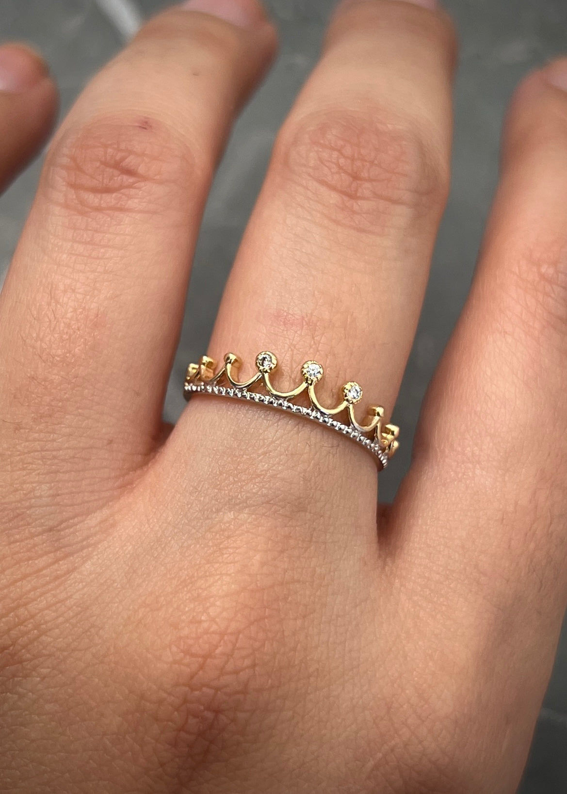 Anillo corona con swarovski blanco 1.5gr / TALLA 5 3/4 / Oro Amarillo Nac B