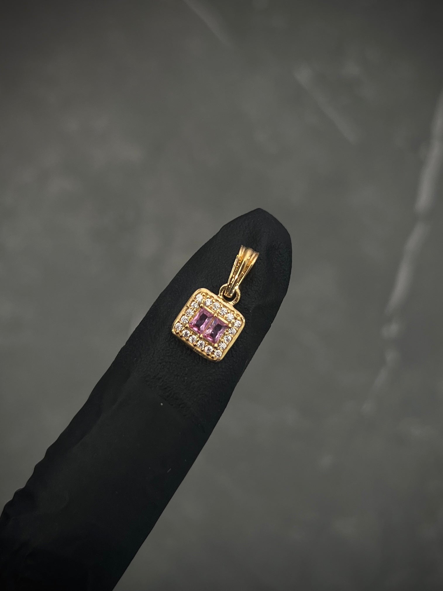 Dije CUAdrado Con Swarovski CENTRal Rosados 1gr / Largo 1.5cm / Oro Amarillo Nac M