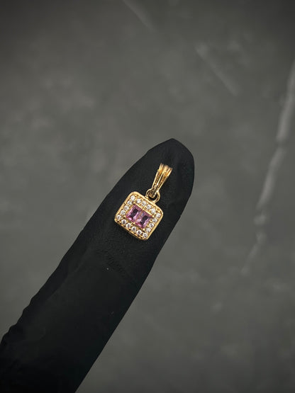 Dije CUAdrado Con Swarovski CENTRal Rosados 1gr / Largo 1.5cm / Oro Amarillo Nac M