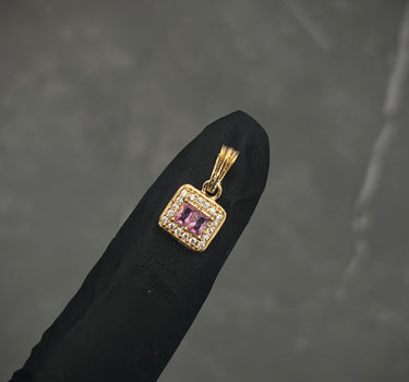 Dije CUAdrado Con Swarovski CENTRal Rosados 1gr / Largo 1.5cm / Oro Amarillo Nac M