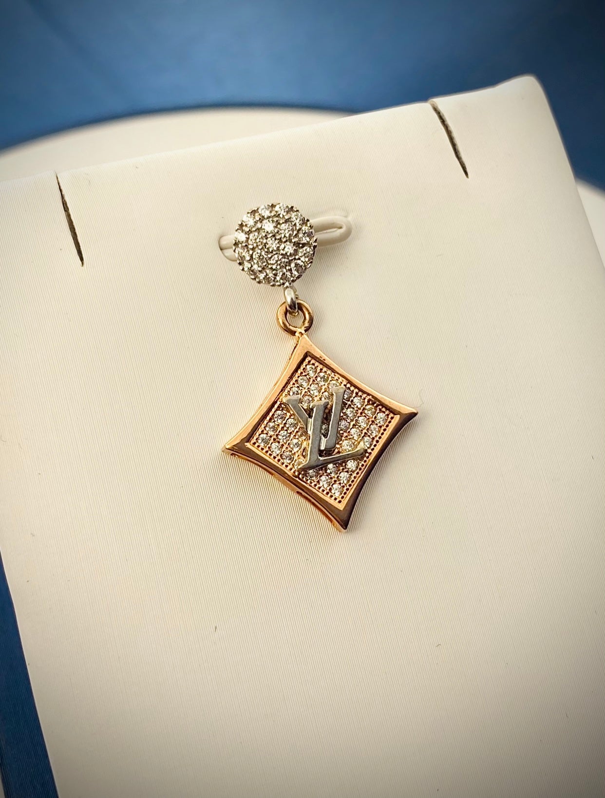 Dije de LV 3.05gr / 3cm / Dos Oros Nac B