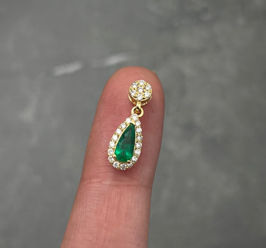 Dije con 20pts de diamantes y 35pts de esmeralda 1.2gr / Largo 1.7cm / Oro Amarillo (Joya) B
