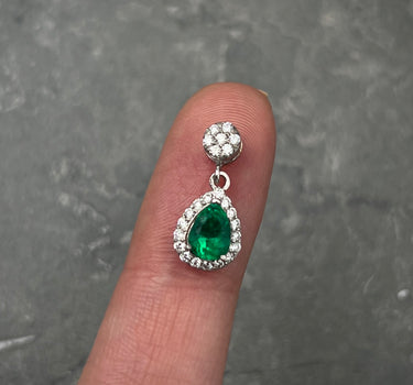 Dije con 20pts de diamantes y 60pts de esmeralda 1.05gr / Largo 1.7cm / Oro Blanco (Joya) M