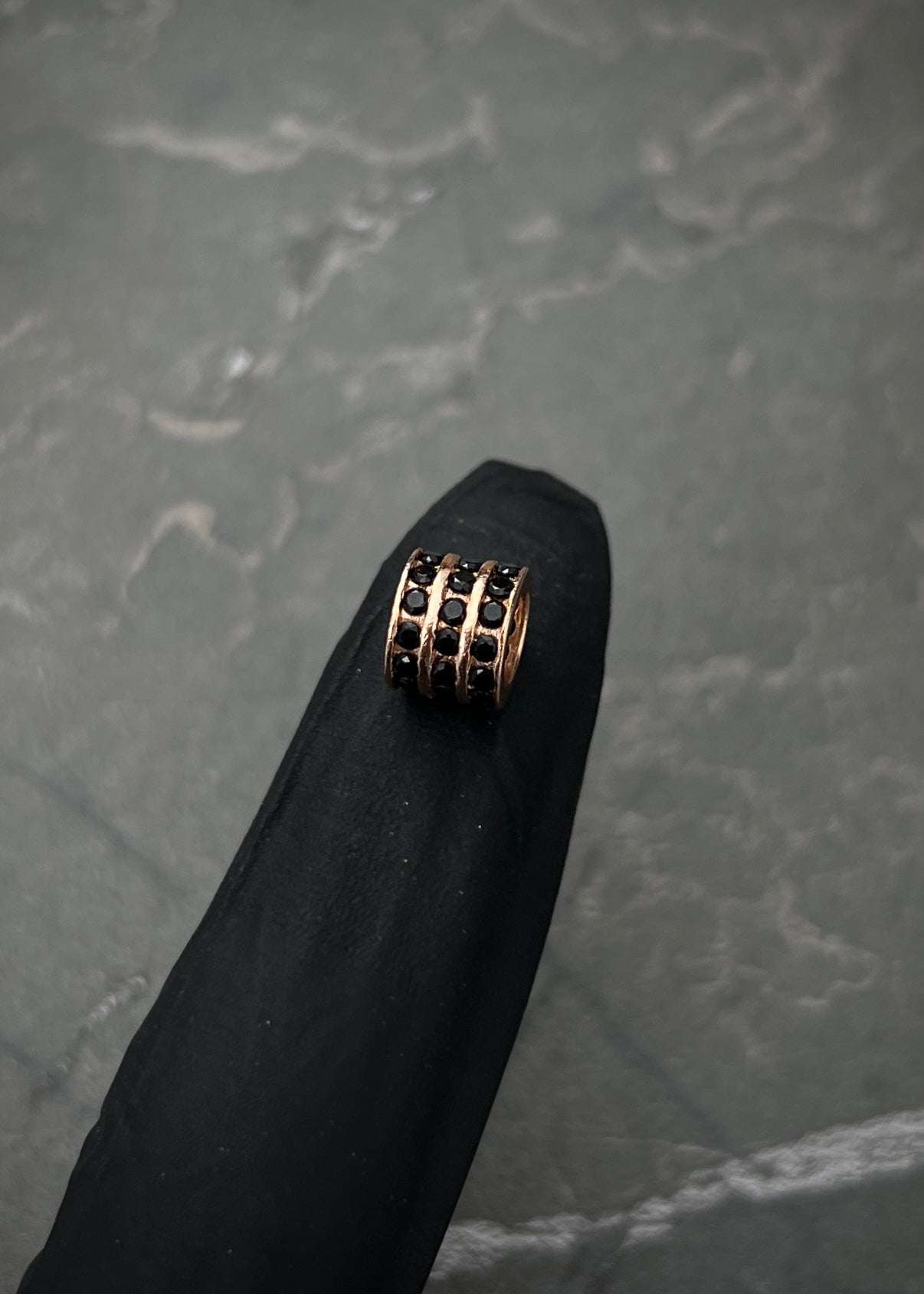 Herraje con swarovski negro 1.2gr / Largo: 0.63cm / Oro Rosado Nac B